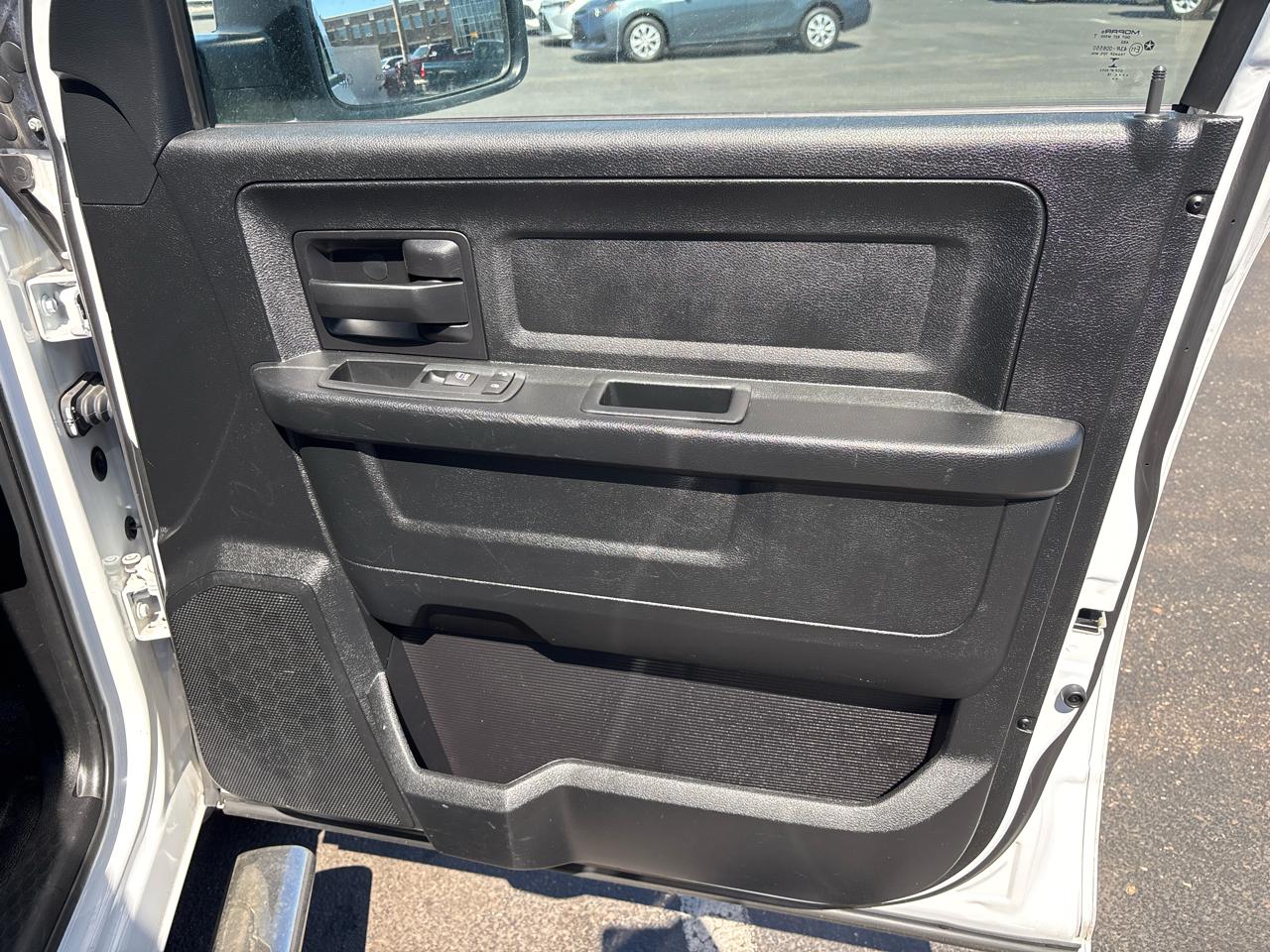 RAM 1500 4WD Crew Cab 140.5" ST 2016