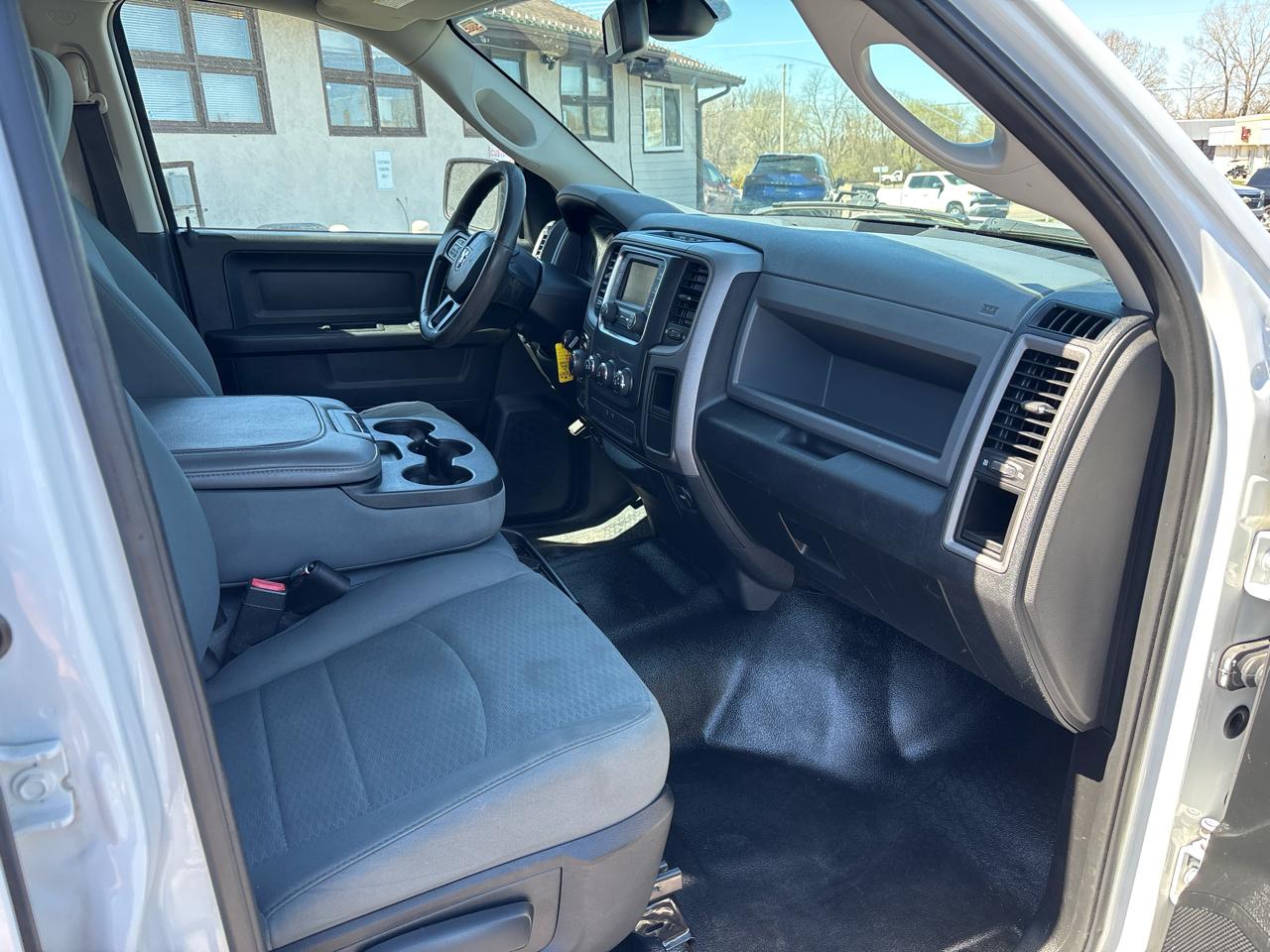 RAM 1500 4WD Crew Cab 140.5" ST 2016