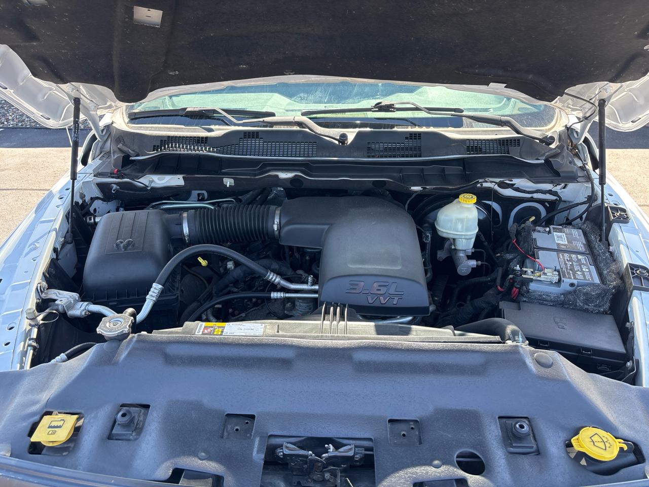 RAM 1500 4WD Crew Cab 140.5" ST 2016