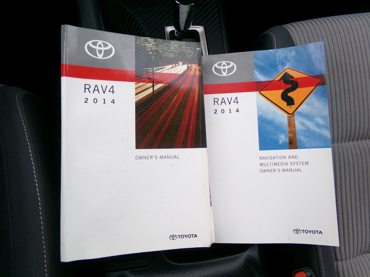 Toyota RAV4 AWD 4dr XLE (Natl) 2014