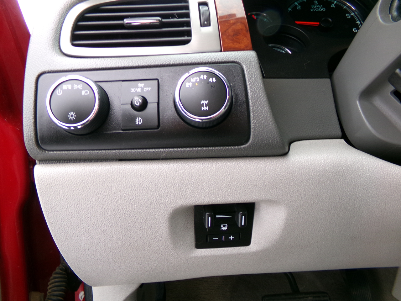 Chevrolet Suburban 4WD 4dr 1500 LTZ 2013