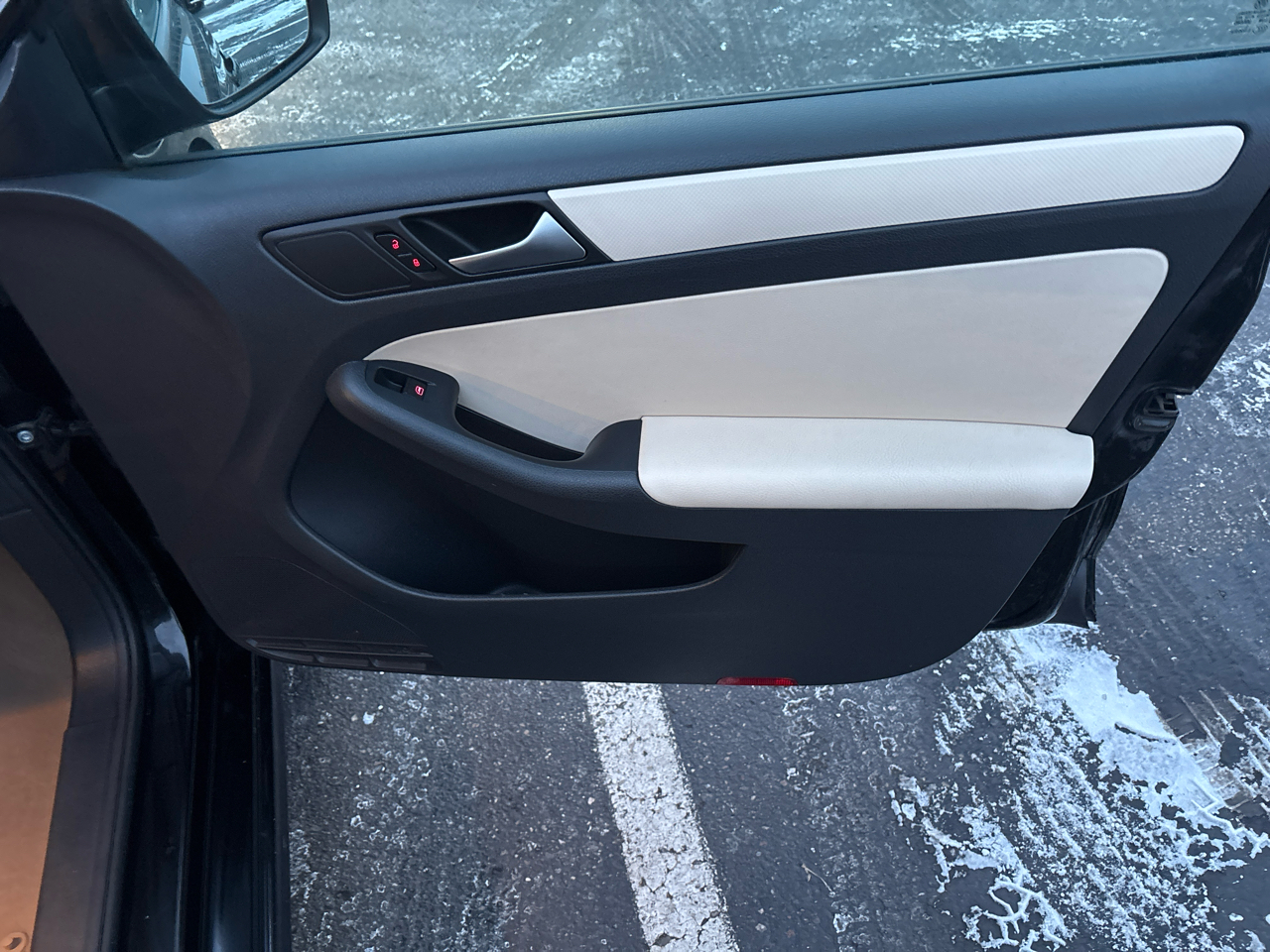 Volkswagen Jetta Sedan 4dr Auto SE PZEV 2012