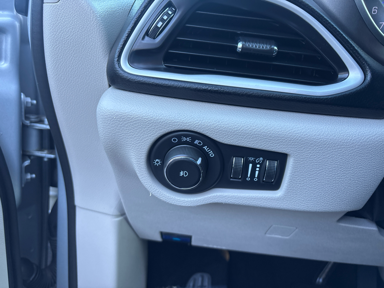 Chrysler Pacifica Touring L FWD 2023