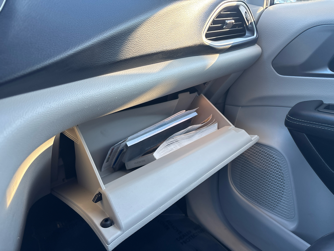 Chrysler Pacifica Touring L FWD 2023