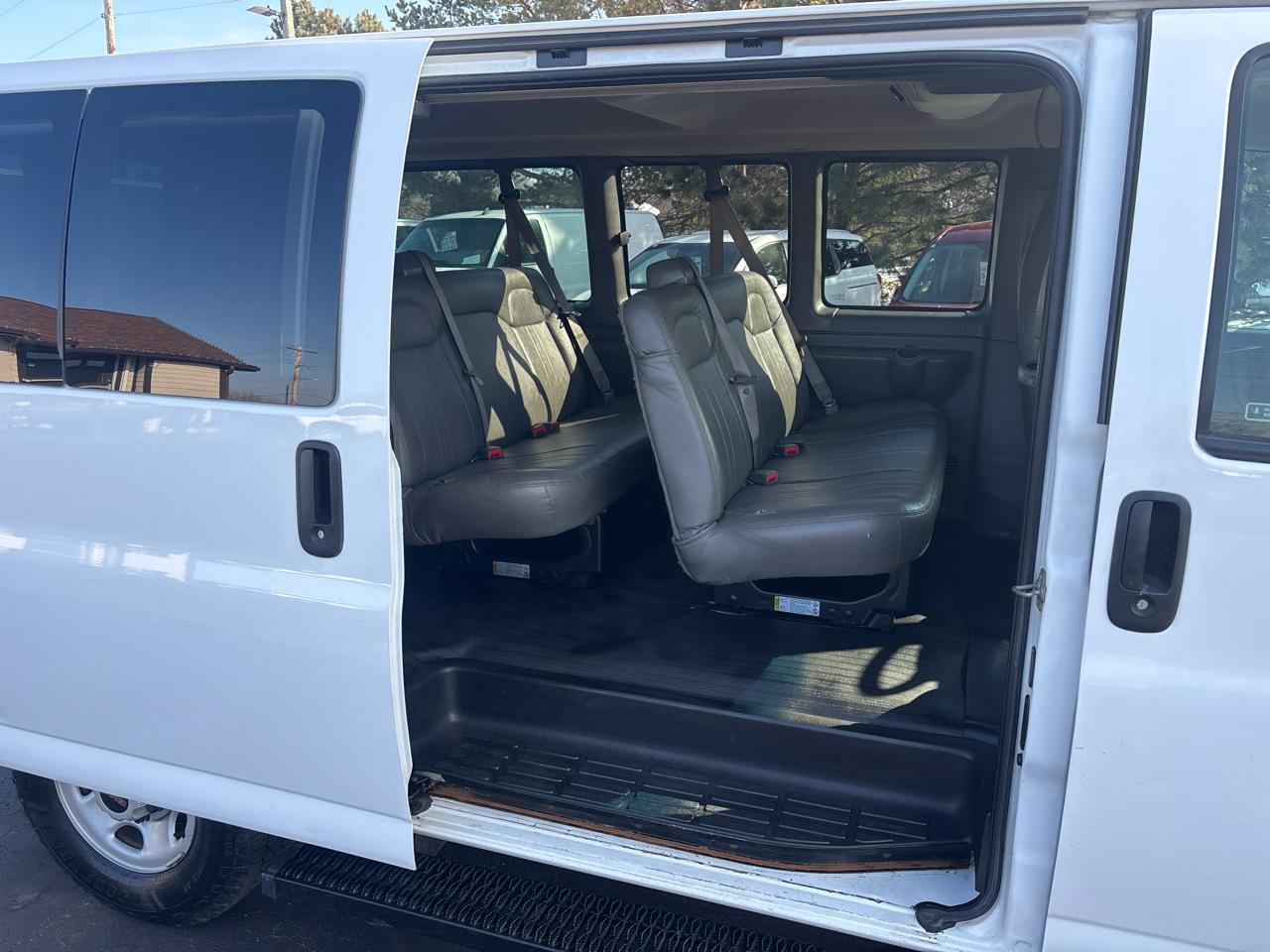 GMC Savana Passenger RWD 3500 135" LS 2018