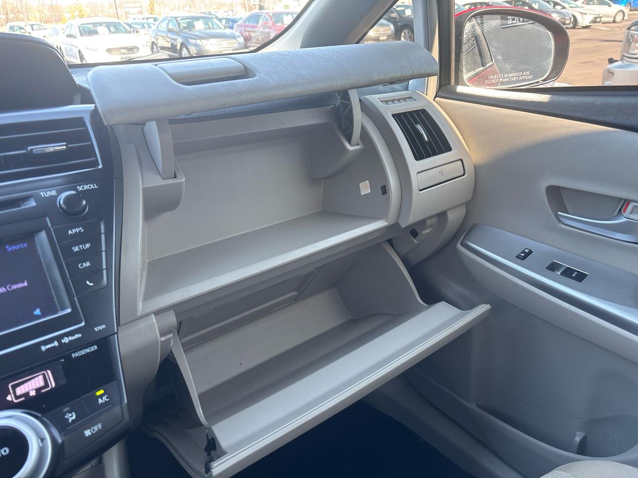 Toyota Prius V 5dr Wgn Three (Natl) 2013