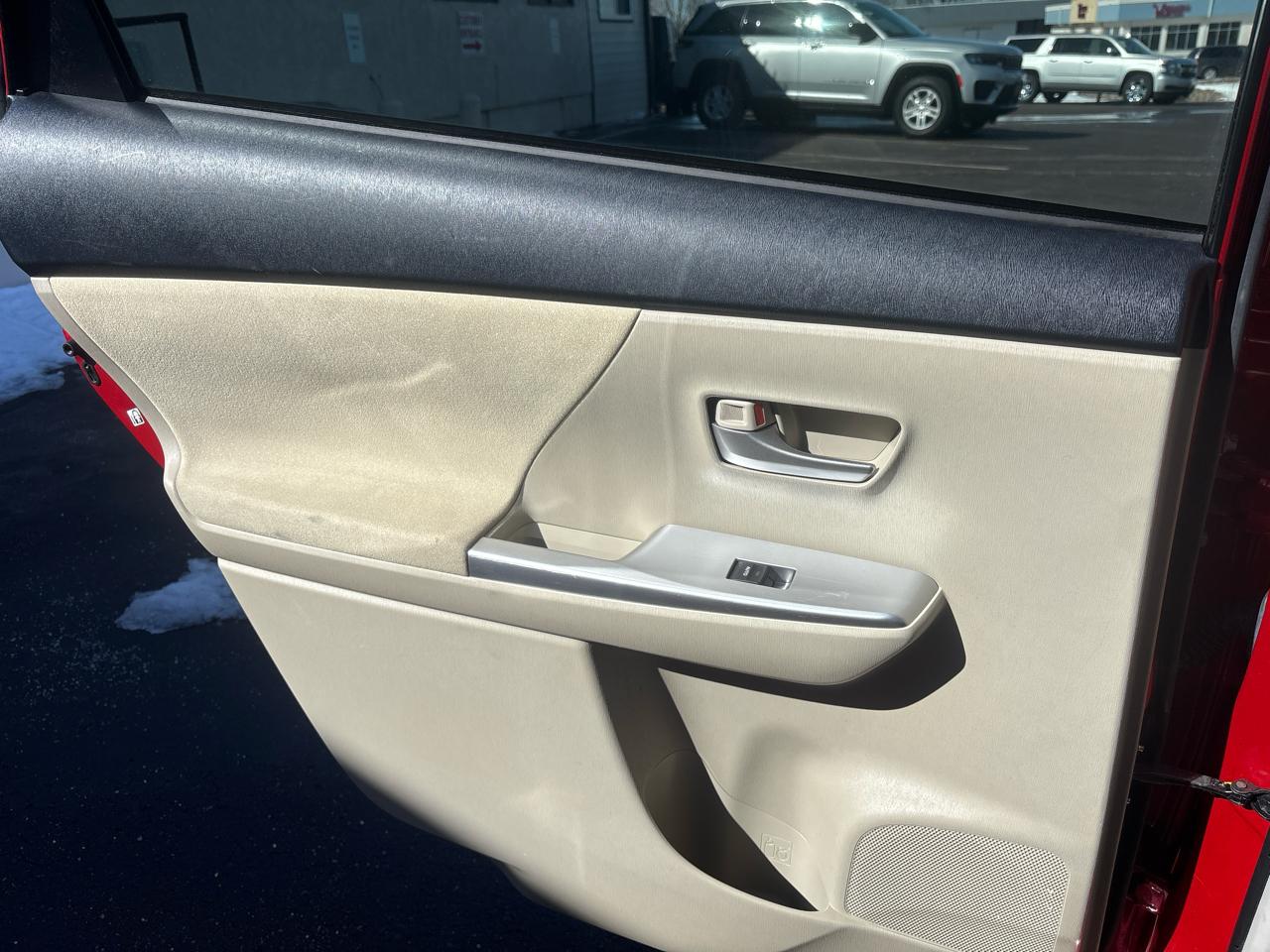 Toyota Prius V 5dr Wgn Three (Natl) 2013