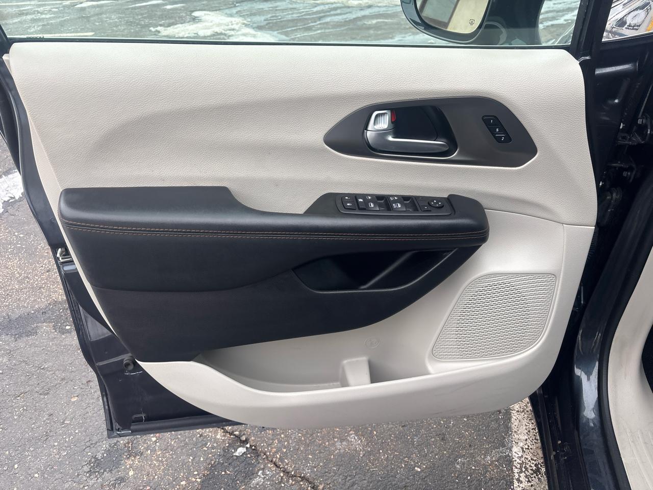 Chrysler Pacifica Touring L FWD 2020