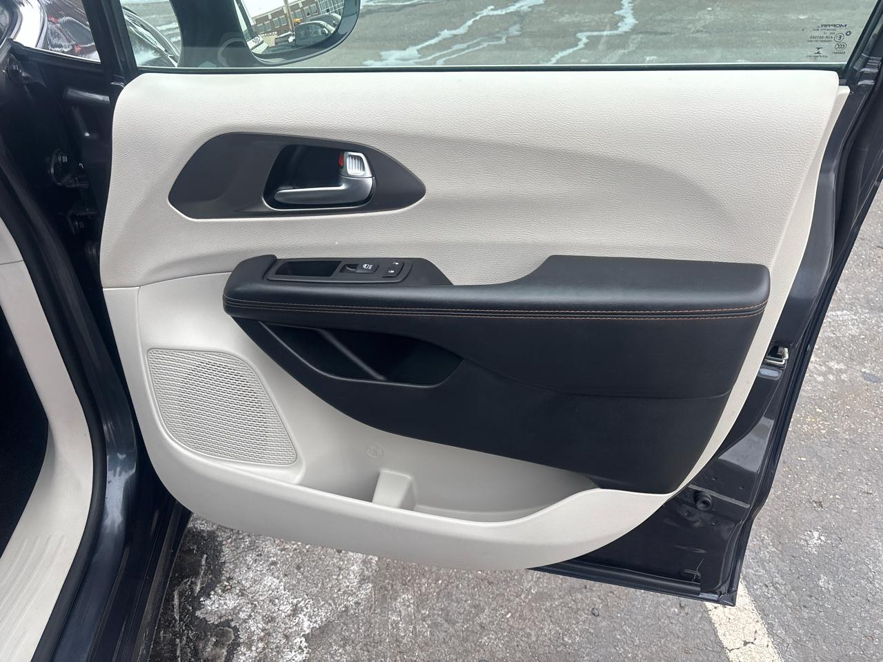 Chrysler Pacifica Touring L FWD 2020