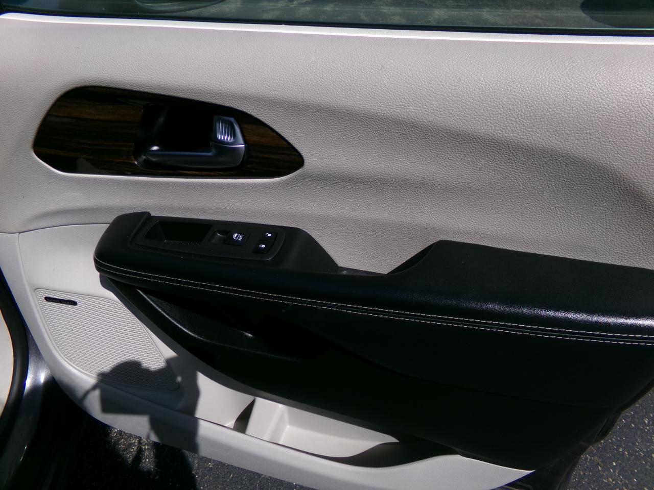 Chrysler Pacifica Limited FWD 2022