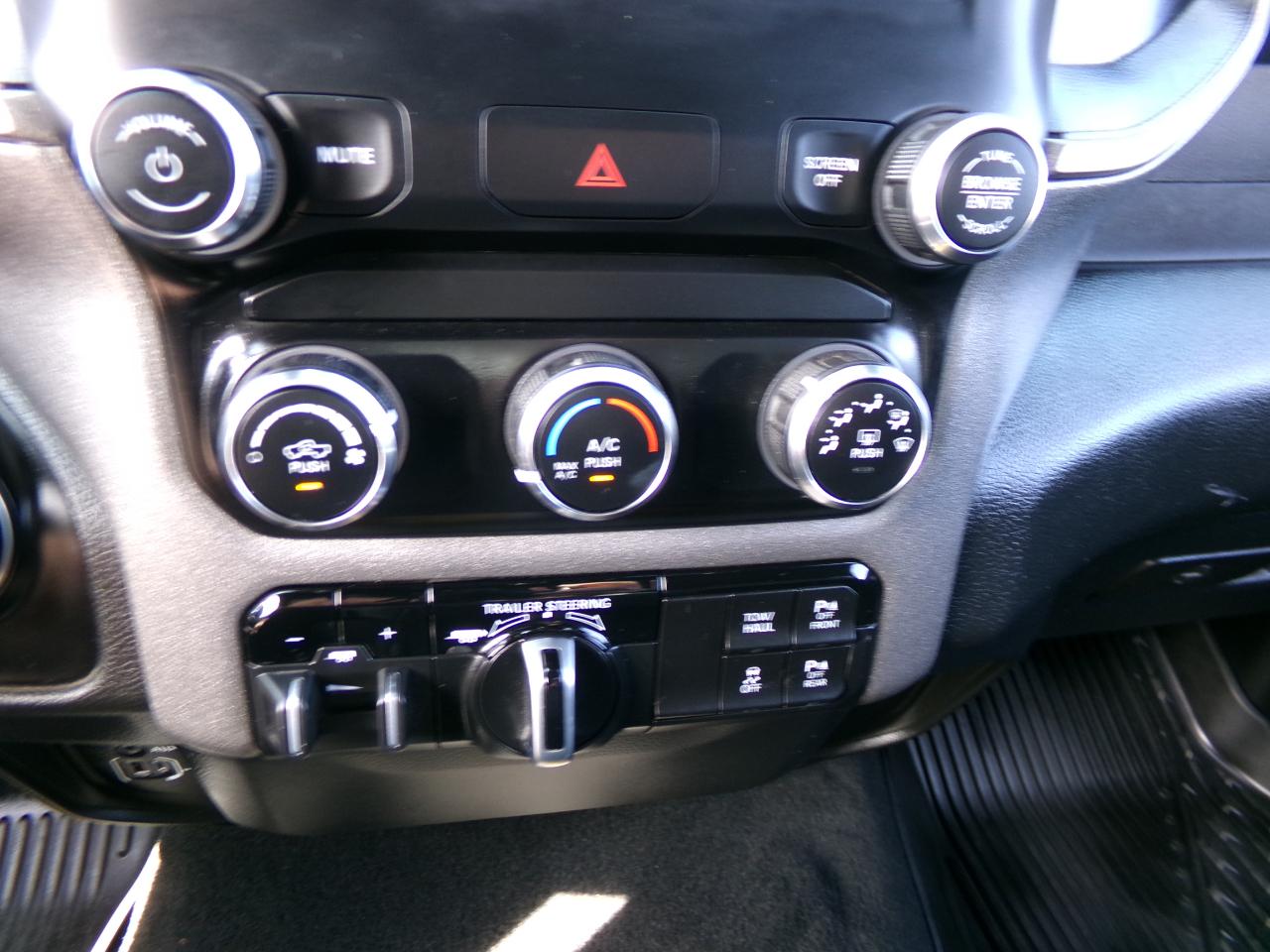 RAM 1500 Tradesman 4x4 Crew Cab 6'4" Box 2023