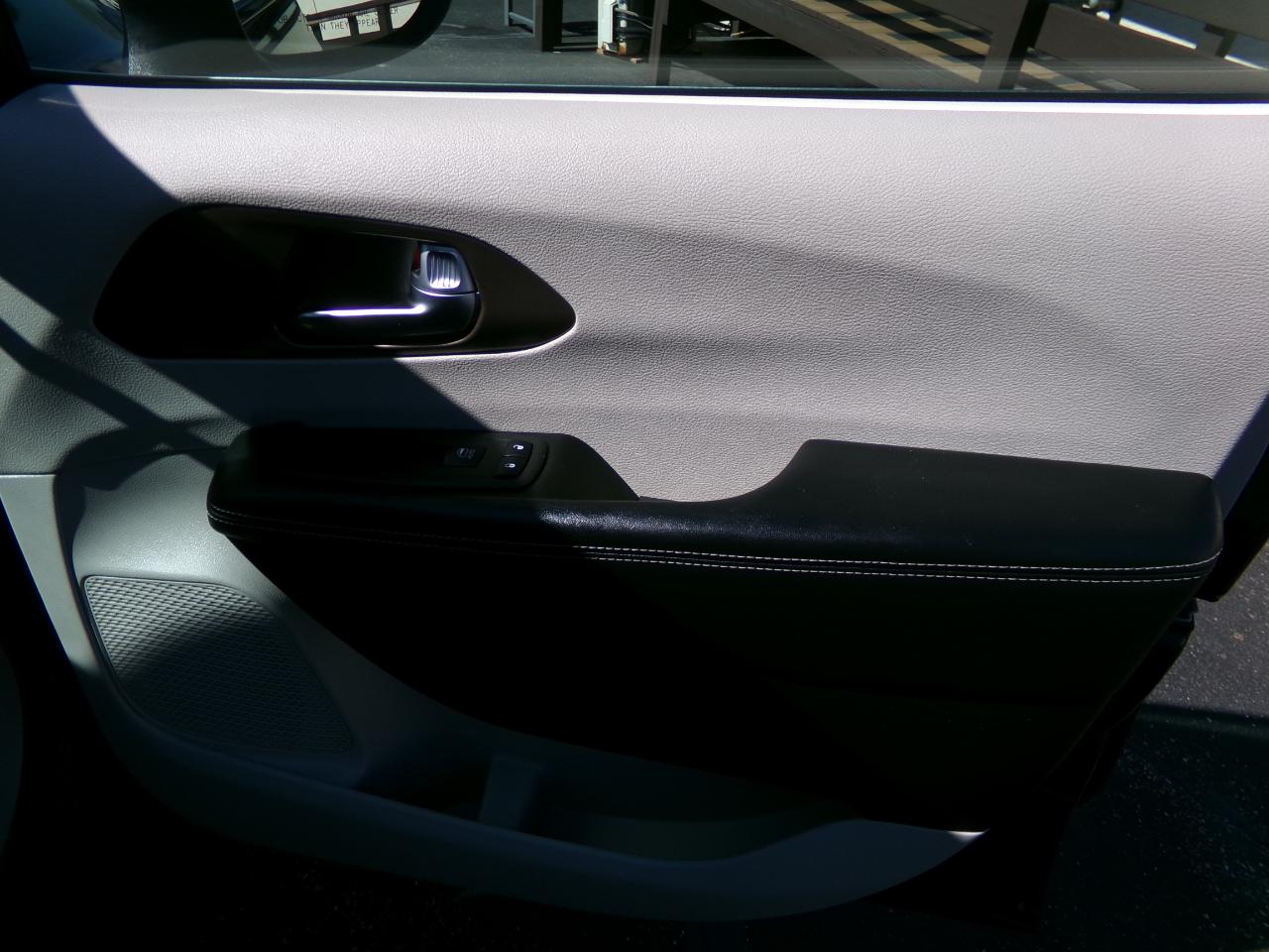 Chrysler Voyager LX FWD 2022