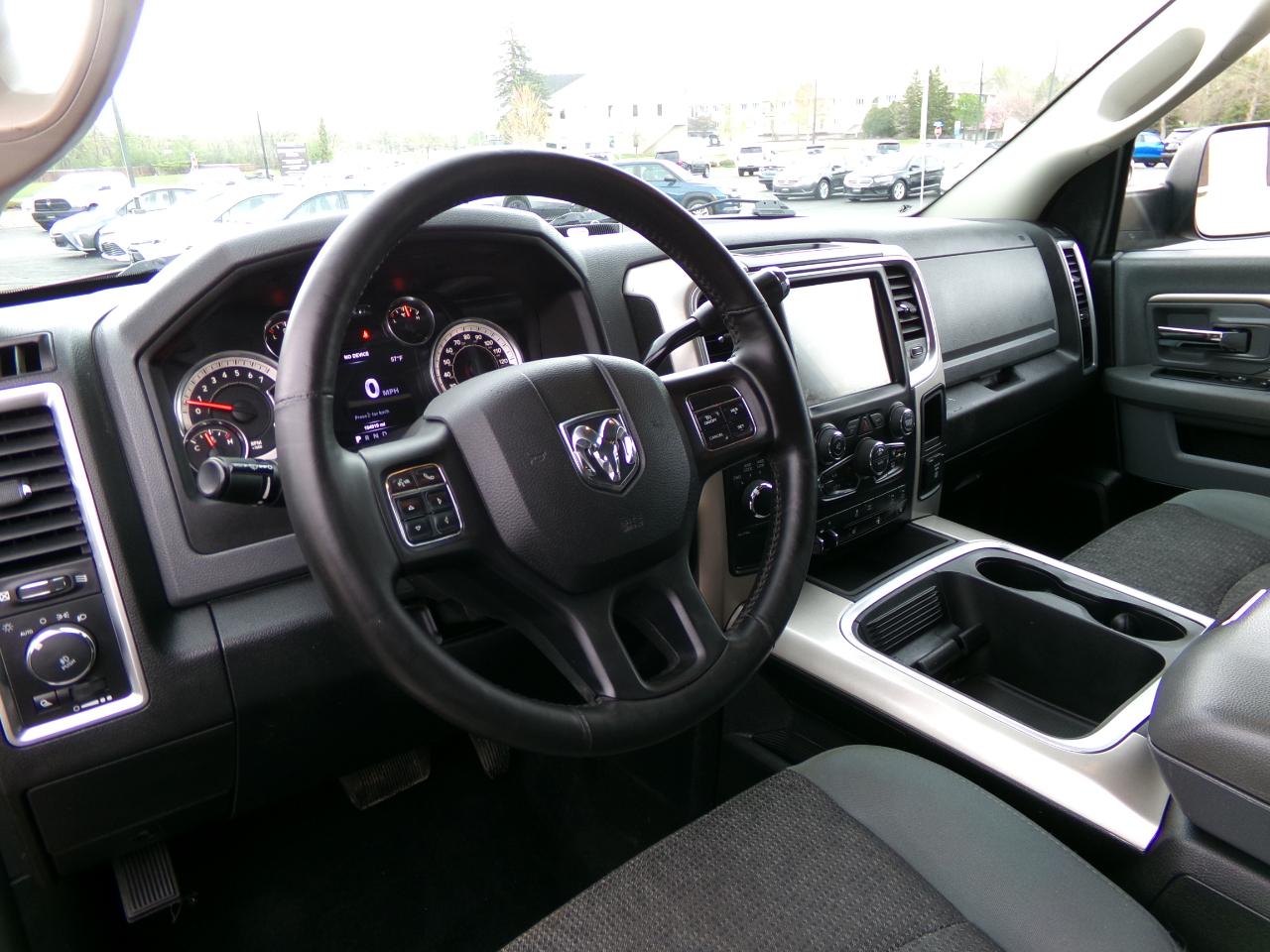 RAM 3500 Big Horn 4x4 Crew Cab 6'4" Box 2017