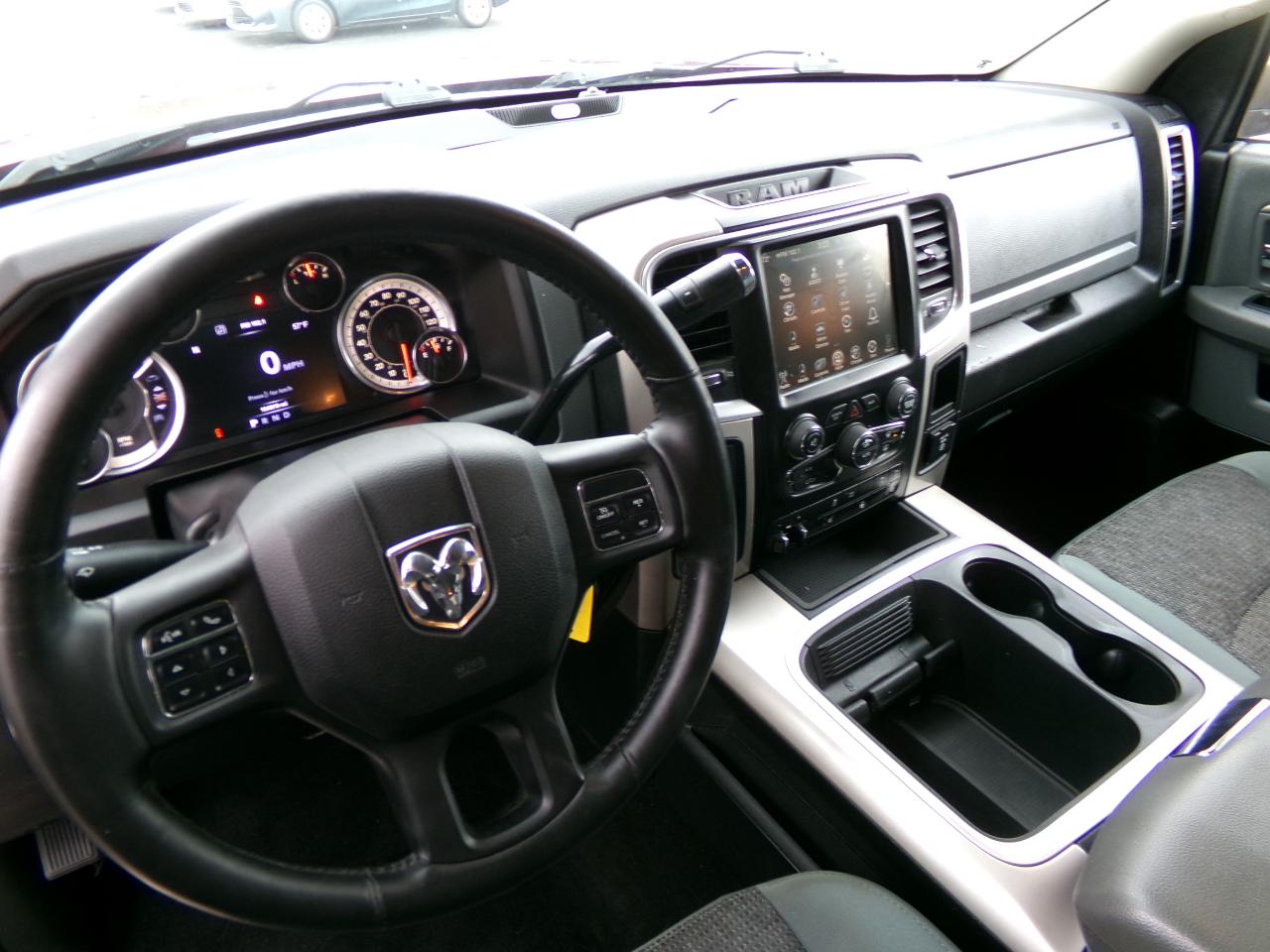 RAM 3500 Big Horn 4x4 Crew Cab 6'4" Box 2017