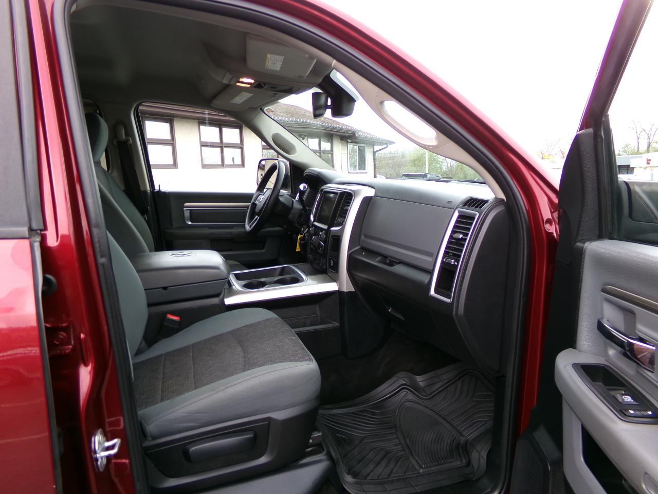 RAM 3500 Big Horn 4x4 Crew Cab 6'4" Box 2017