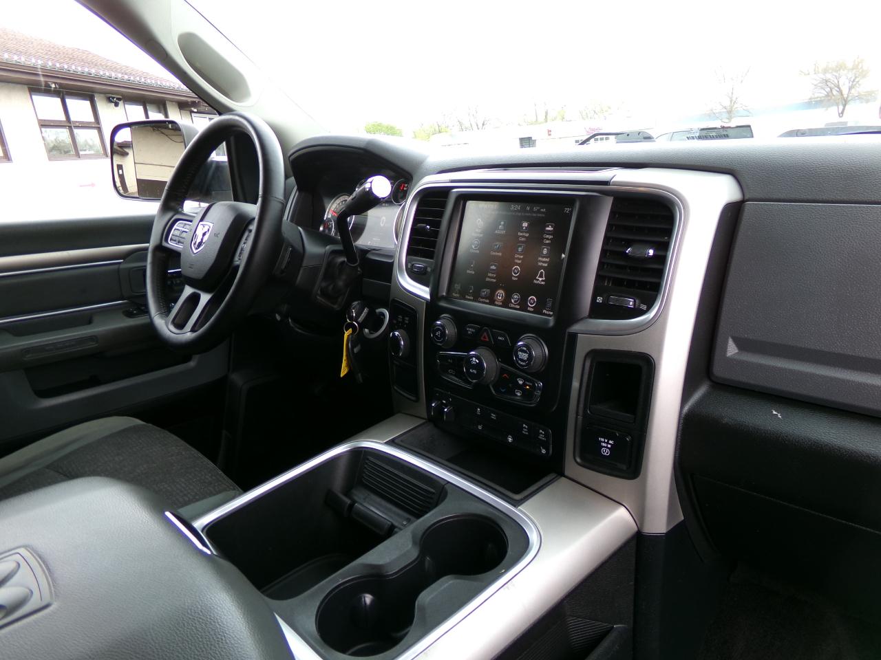 RAM 3500 Big Horn 4x4 Crew Cab 6'4" Box 2017