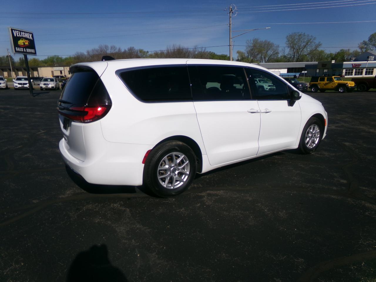 Chrysler Pacifica Touring FWD 2023