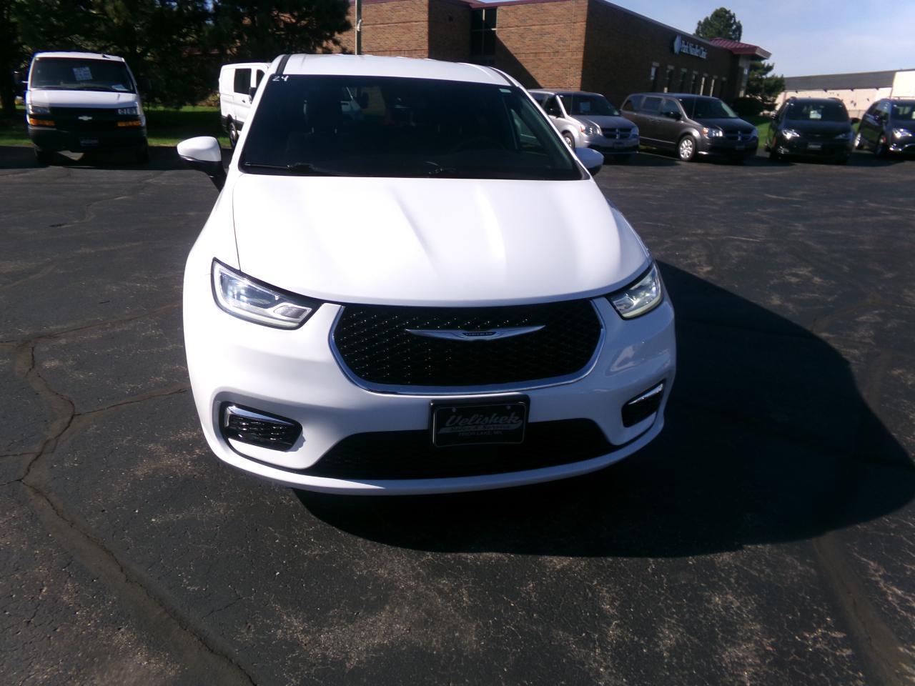 Chrysler Pacifica Touring FWD 2023