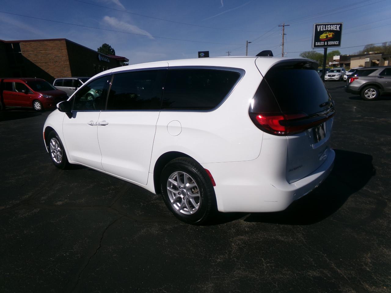 Chrysler Pacifica Touring FWD 2023