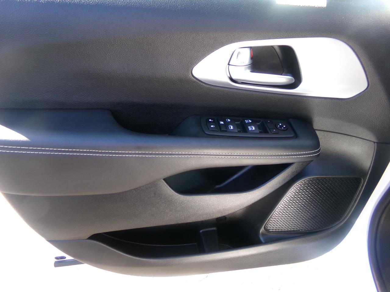 Chrysler Pacifica Touring FWD 2023