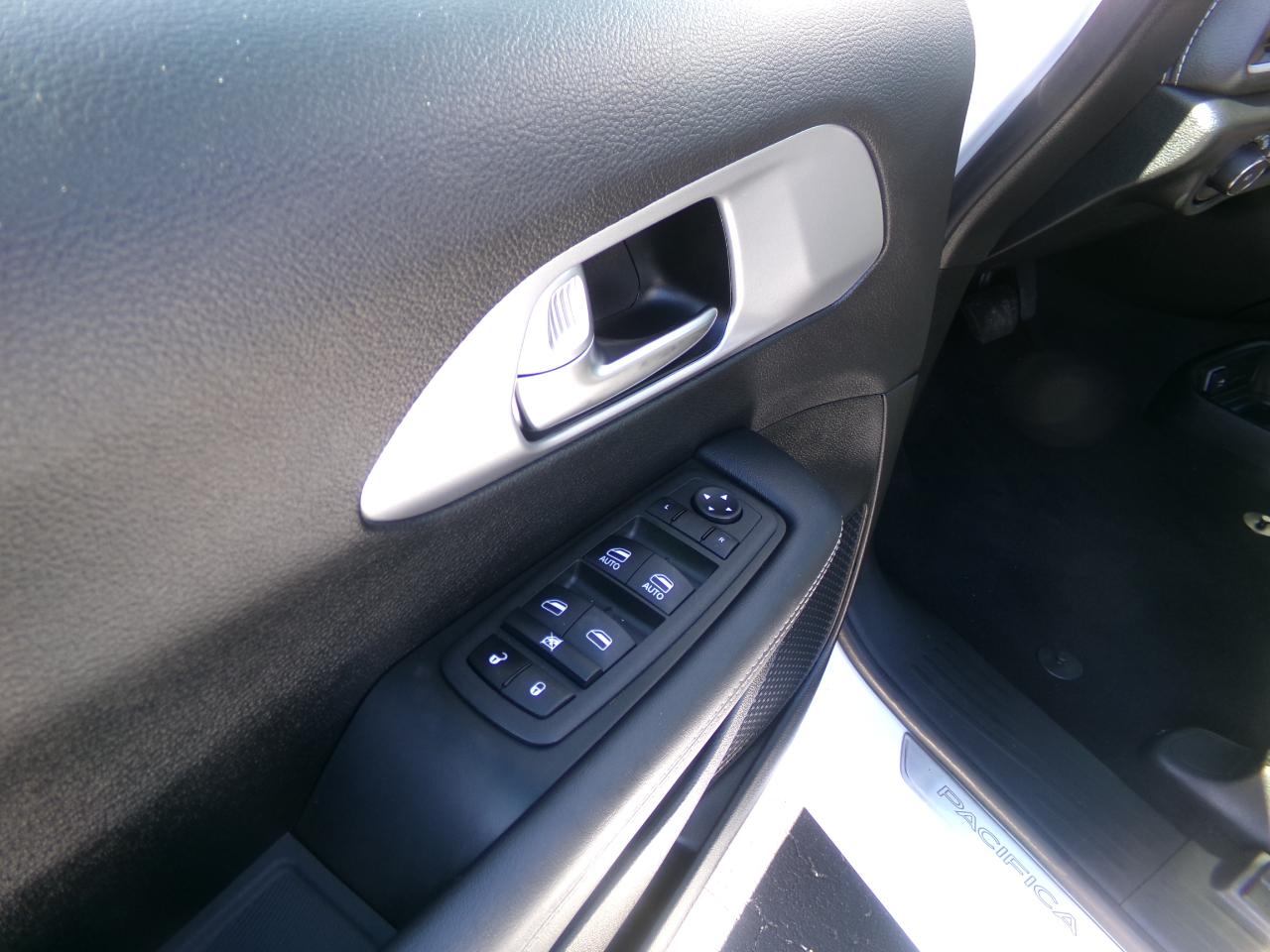 Chrysler Pacifica Touring FWD 2023