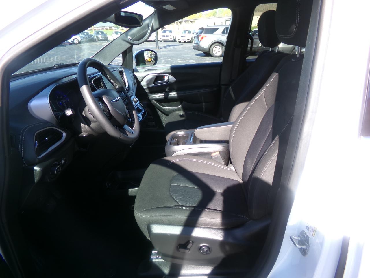 Chrysler Pacifica Touring FWD 2023