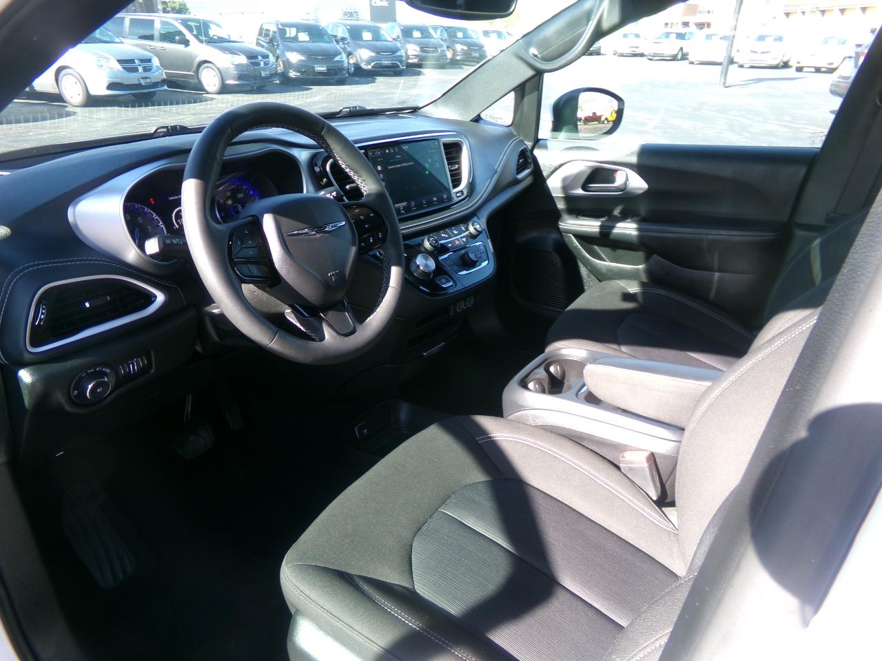 Chrysler Pacifica Touring FWD 2023