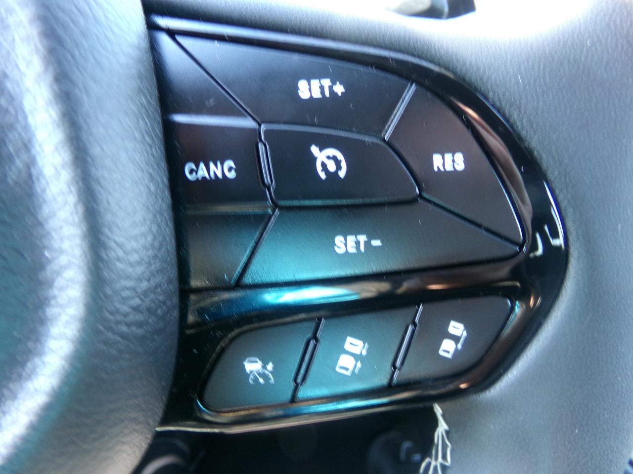 Chrysler Pacifica Touring FWD 2023