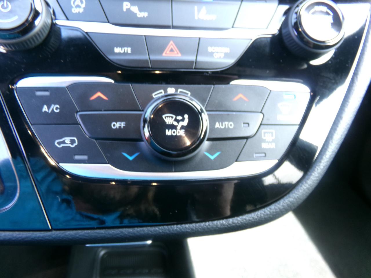 Chrysler Pacifica Touring FWD 2023