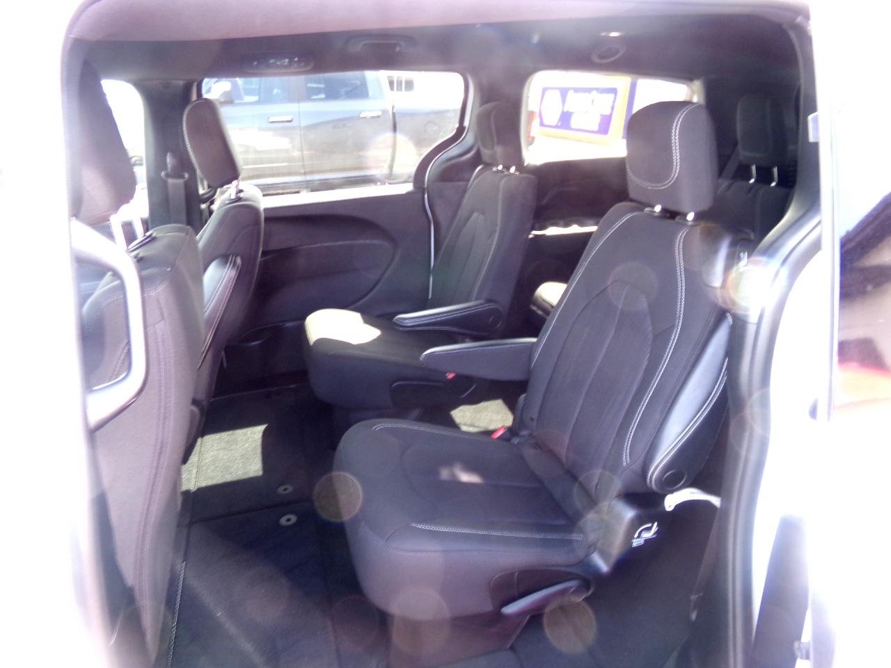 Chrysler Pacifica Touring FWD 2023