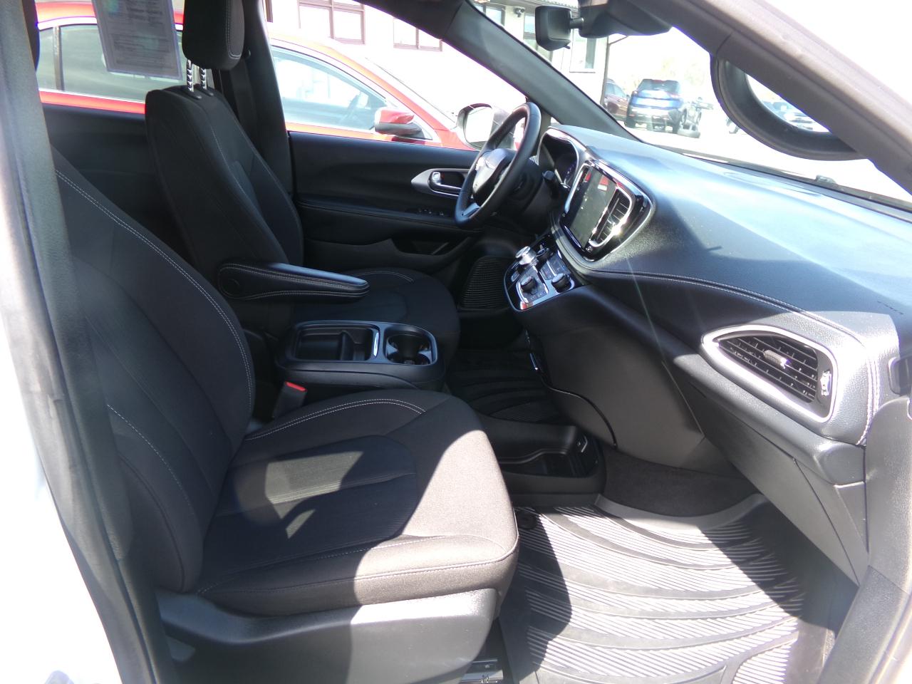 Chrysler Pacifica Touring FWD 2023