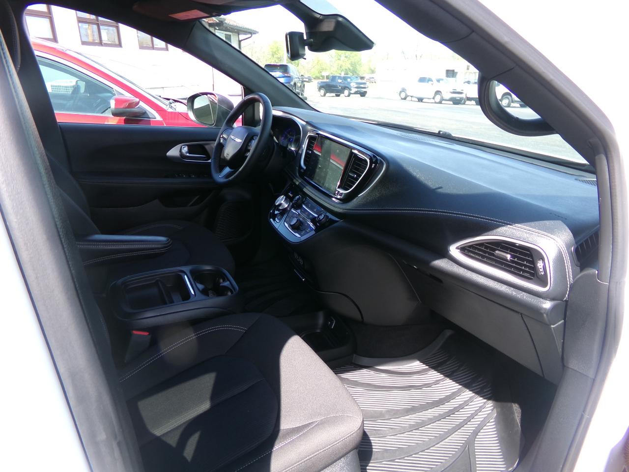 Chrysler Pacifica Touring FWD 2023