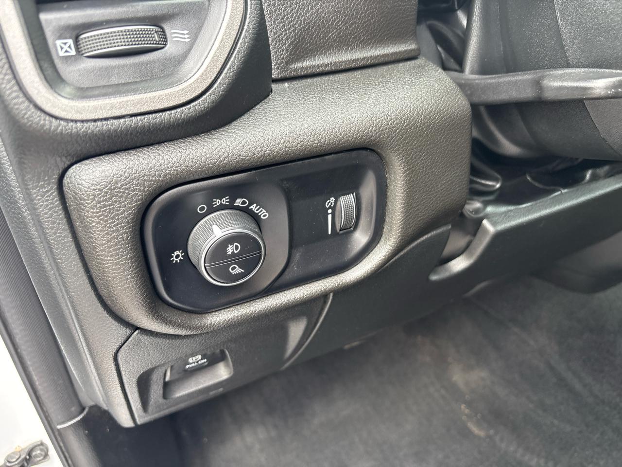 RAM 1500 Tradesman 4x4 Crew Cab 6'4" Box 2023