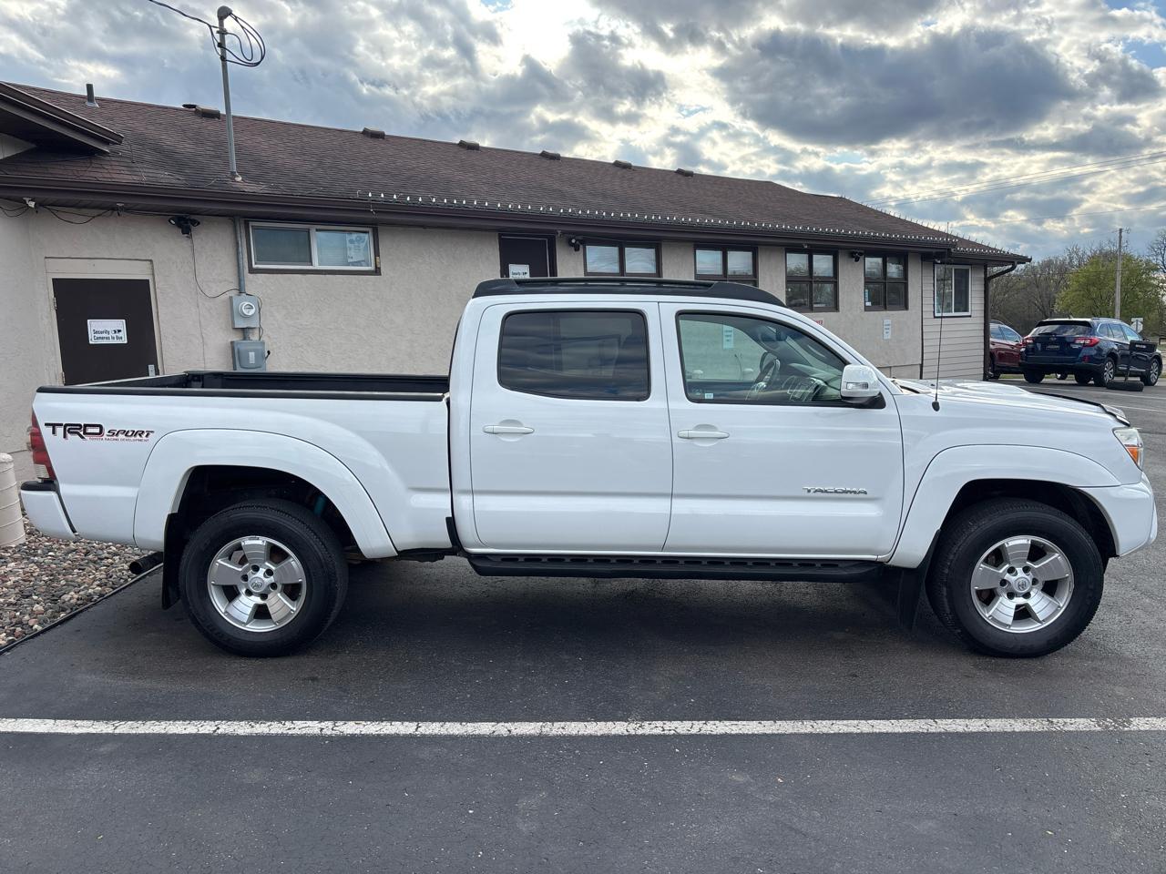 Toyota Tacoma 4WD Double Cab LB V6 AT (Natl) 2015