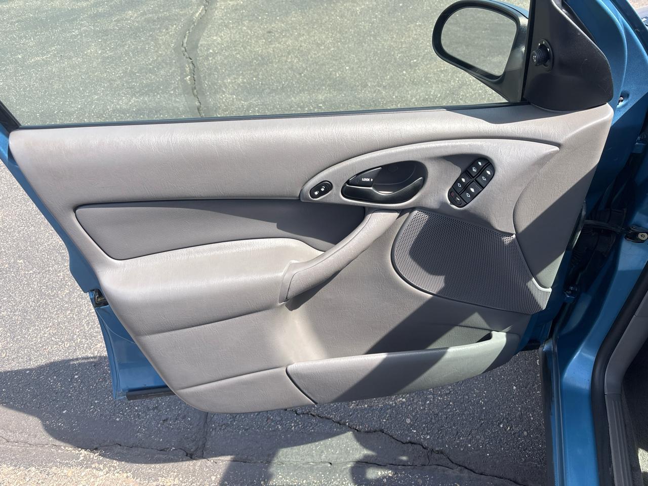 Ford Focus 4dr Sdn SE 2001