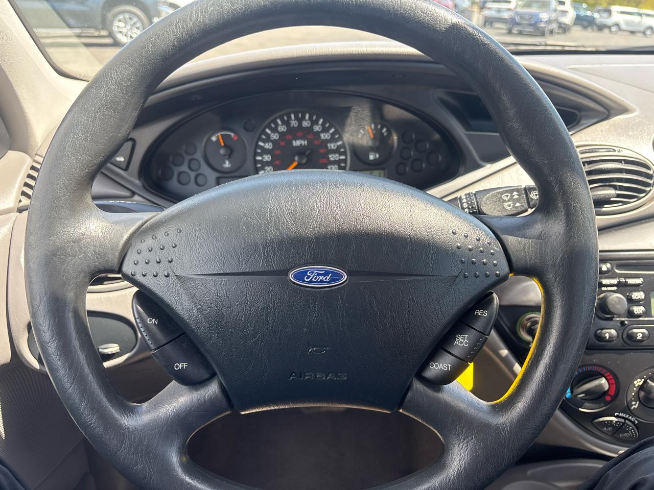 Ford Focus 4dr Sdn SE 2001