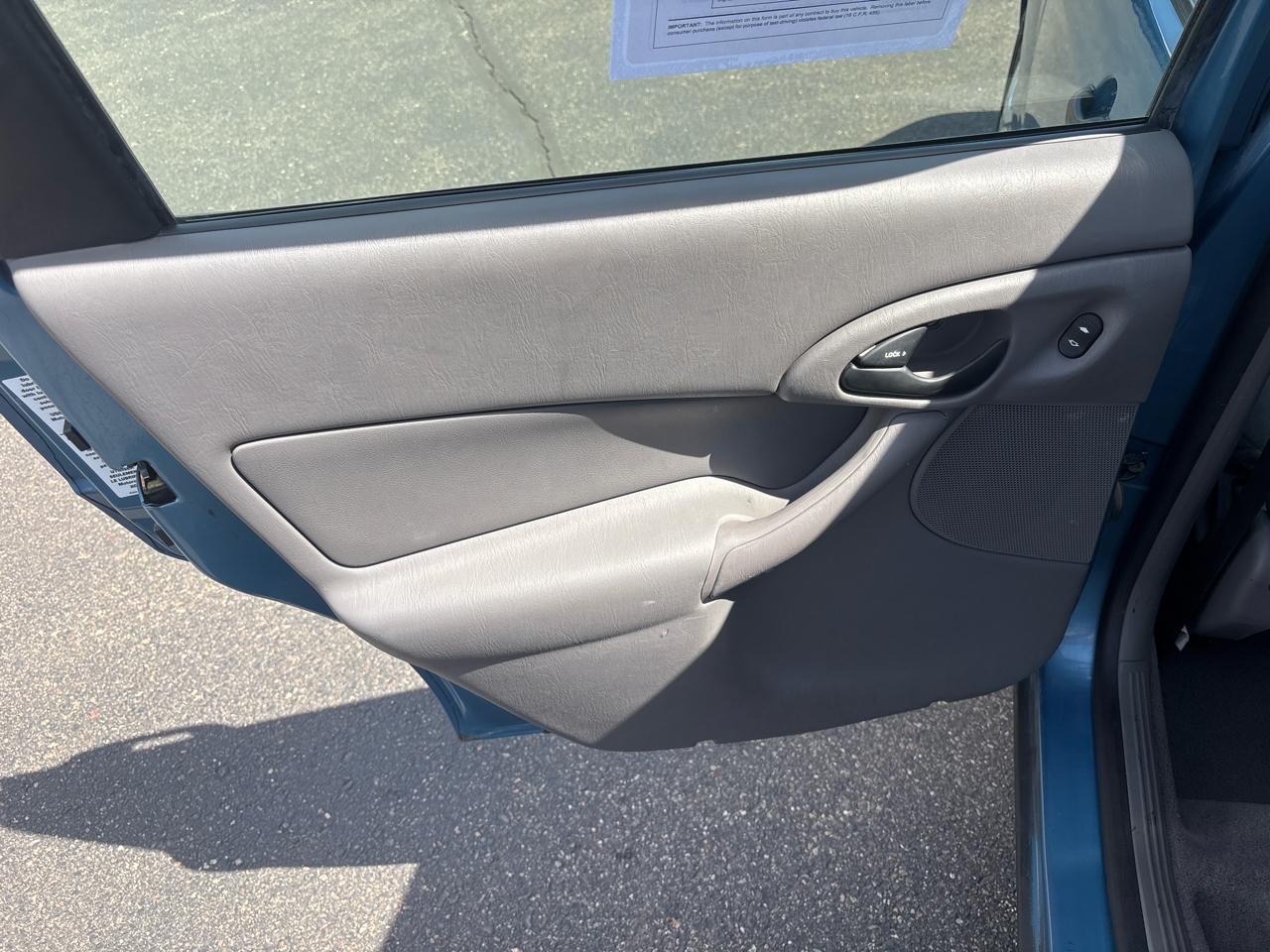 Ford Focus 4dr Sdn SE 2001