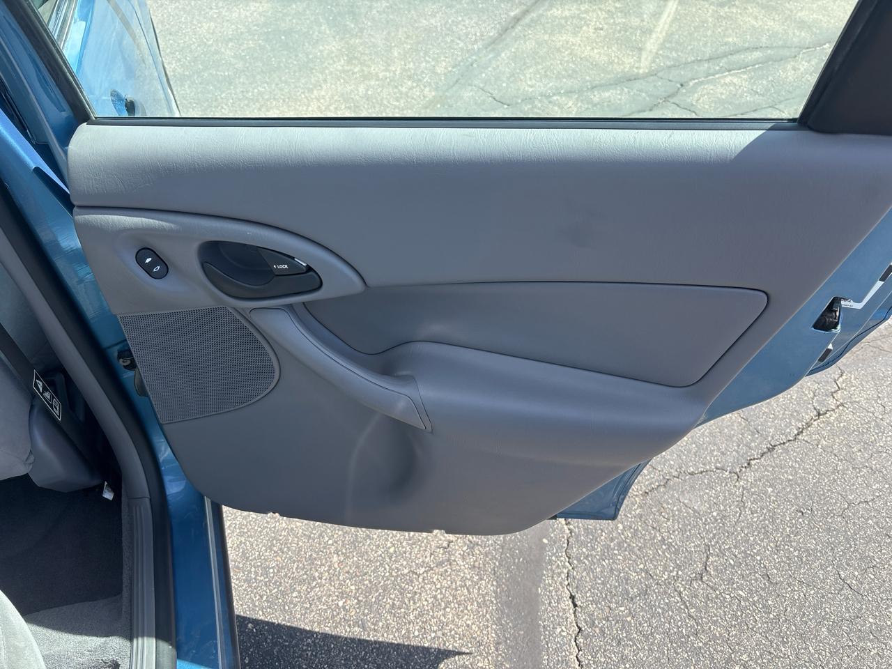Ford Focus 4dr Sdn SE 2001