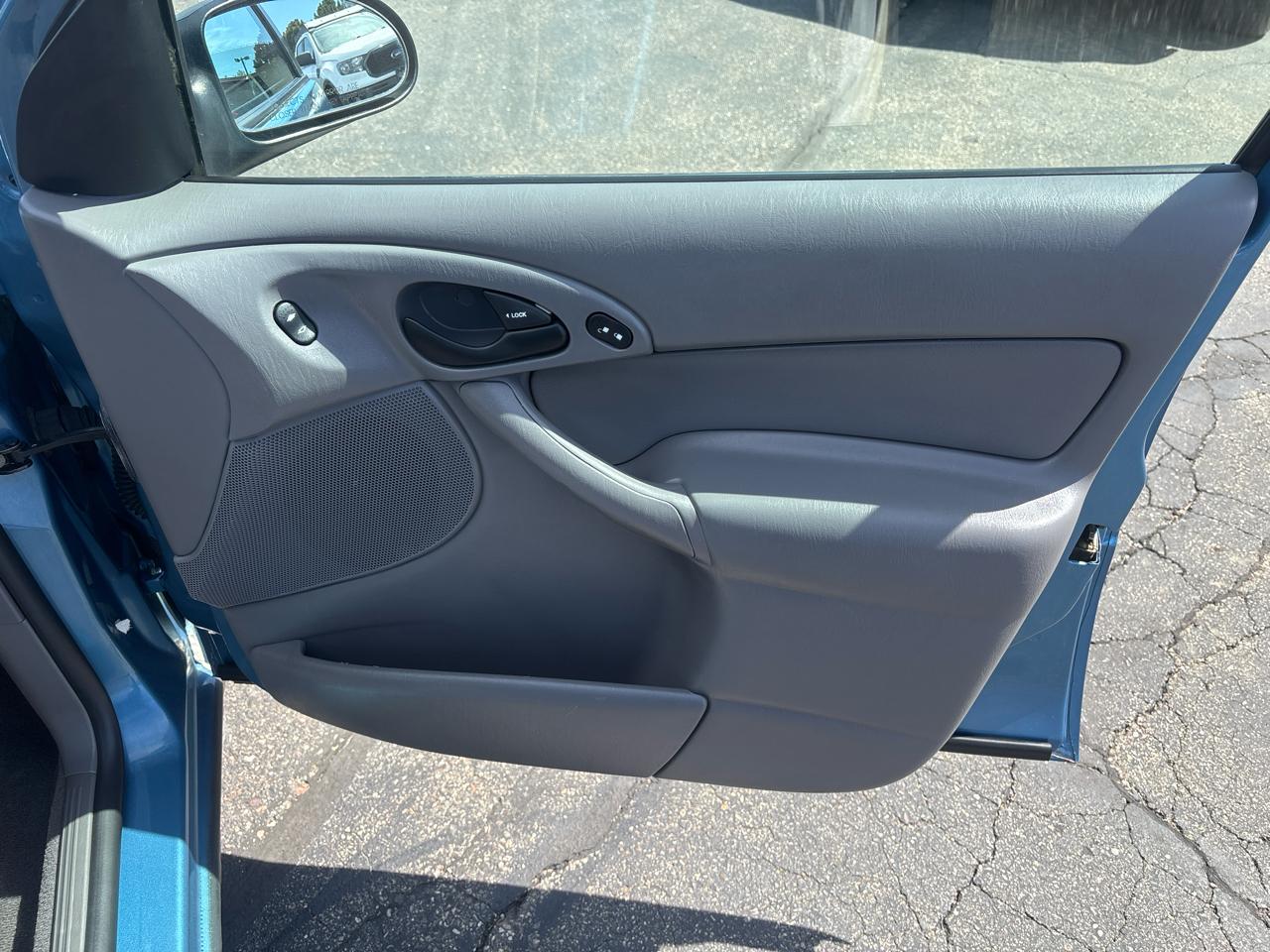 Ford Focus 4dr Sdn SE 2001