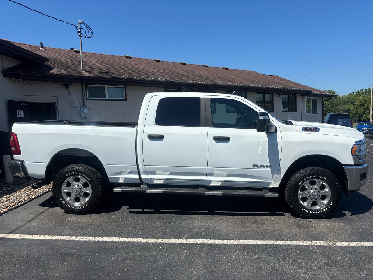 RAM 2500 Big Horn 4x4 Crew Cab 6'4" Box 2023