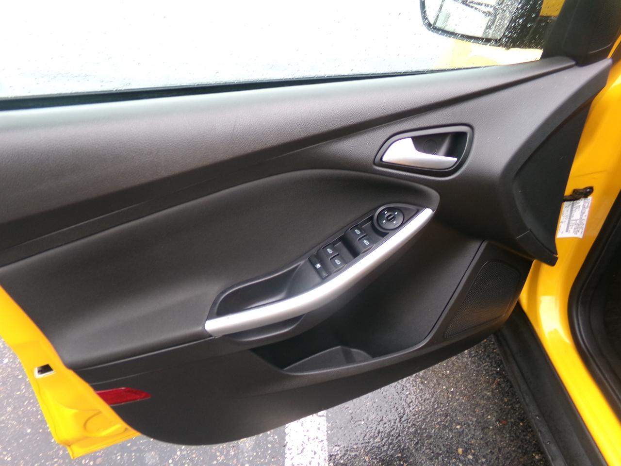 Ford Focus 4dr Sdn SE 2012