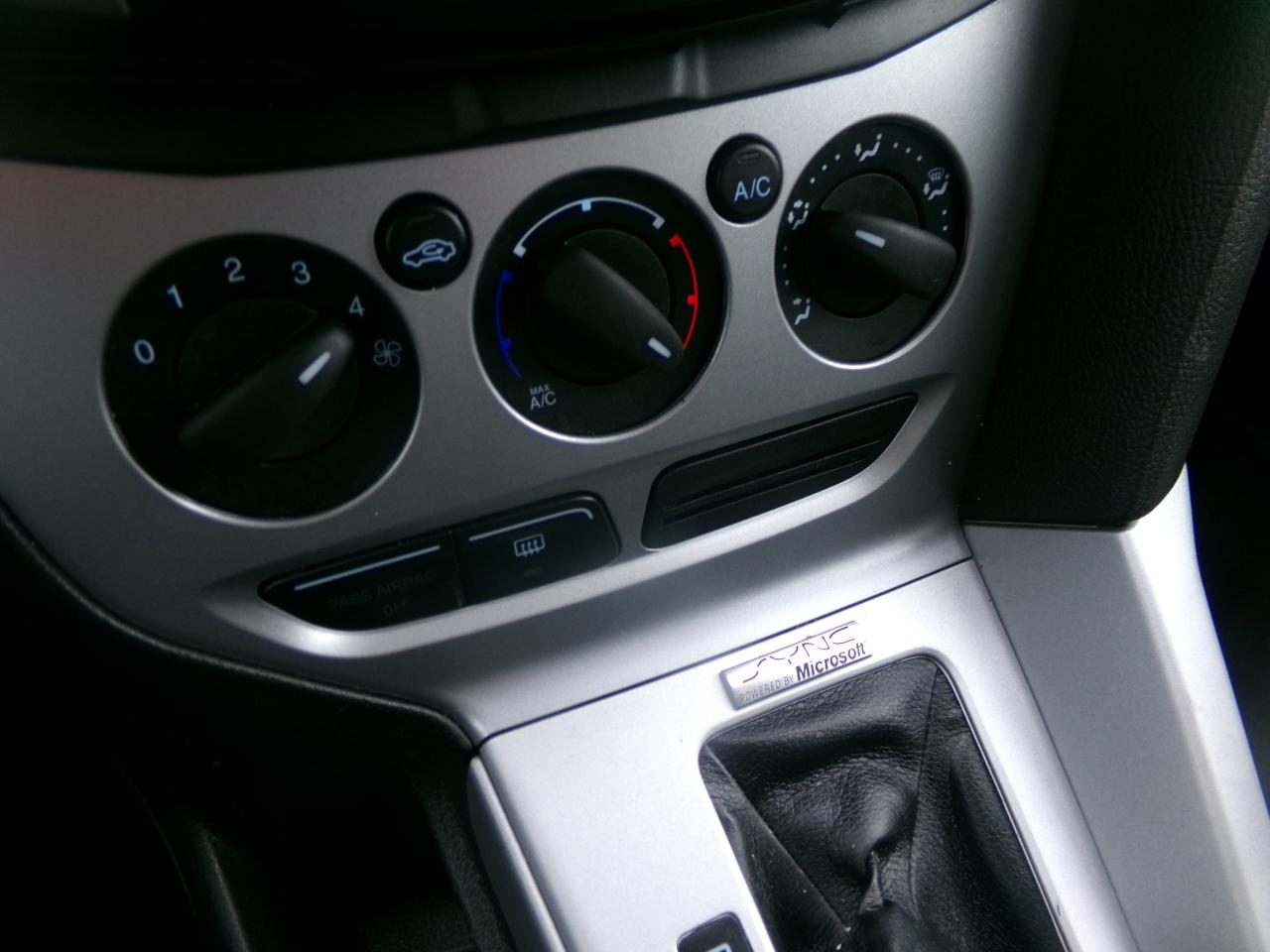 Ford Focus 4dr Sdn SE 2012