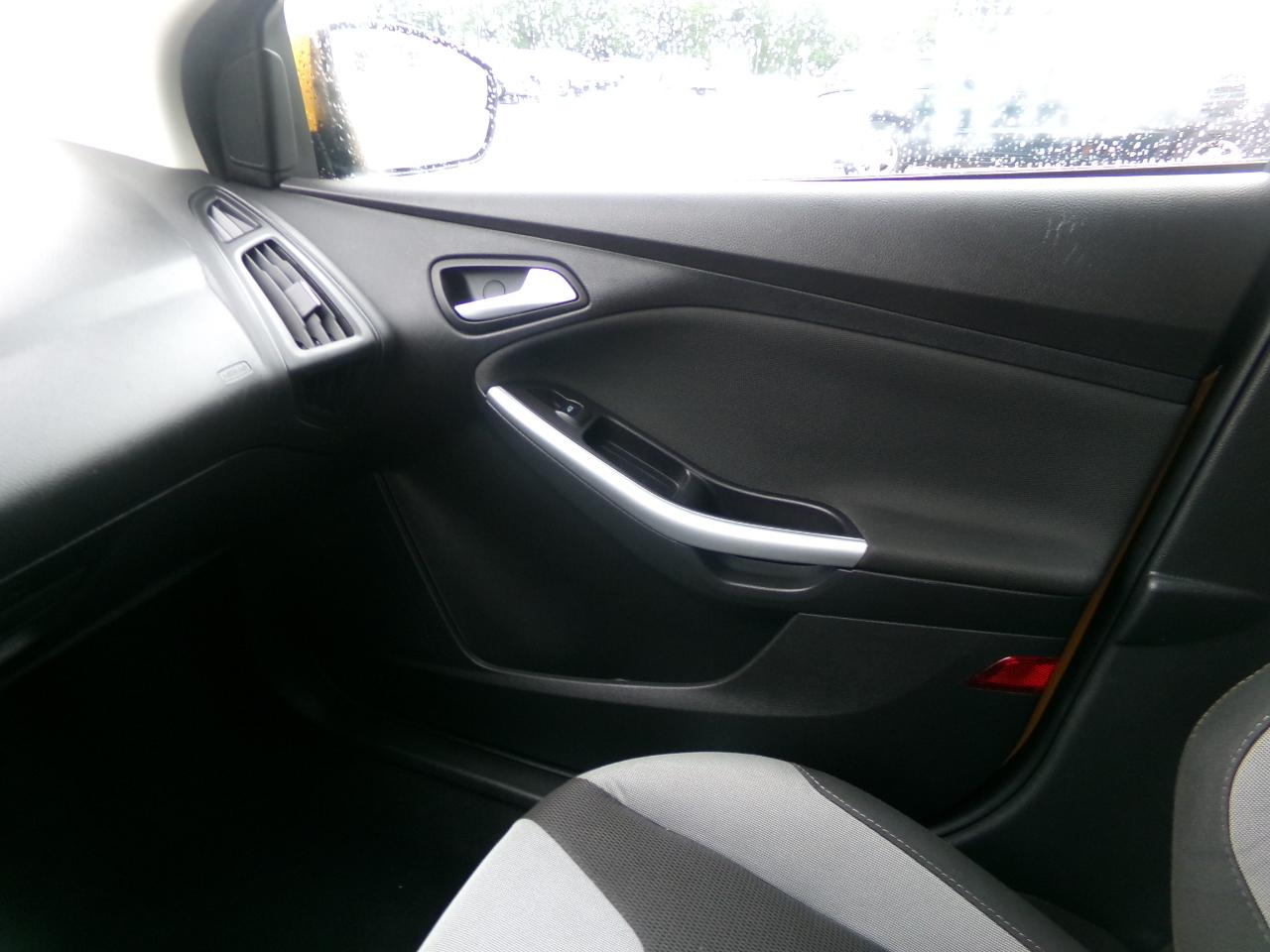 Ford Focus 4dr Sdn SE 2012