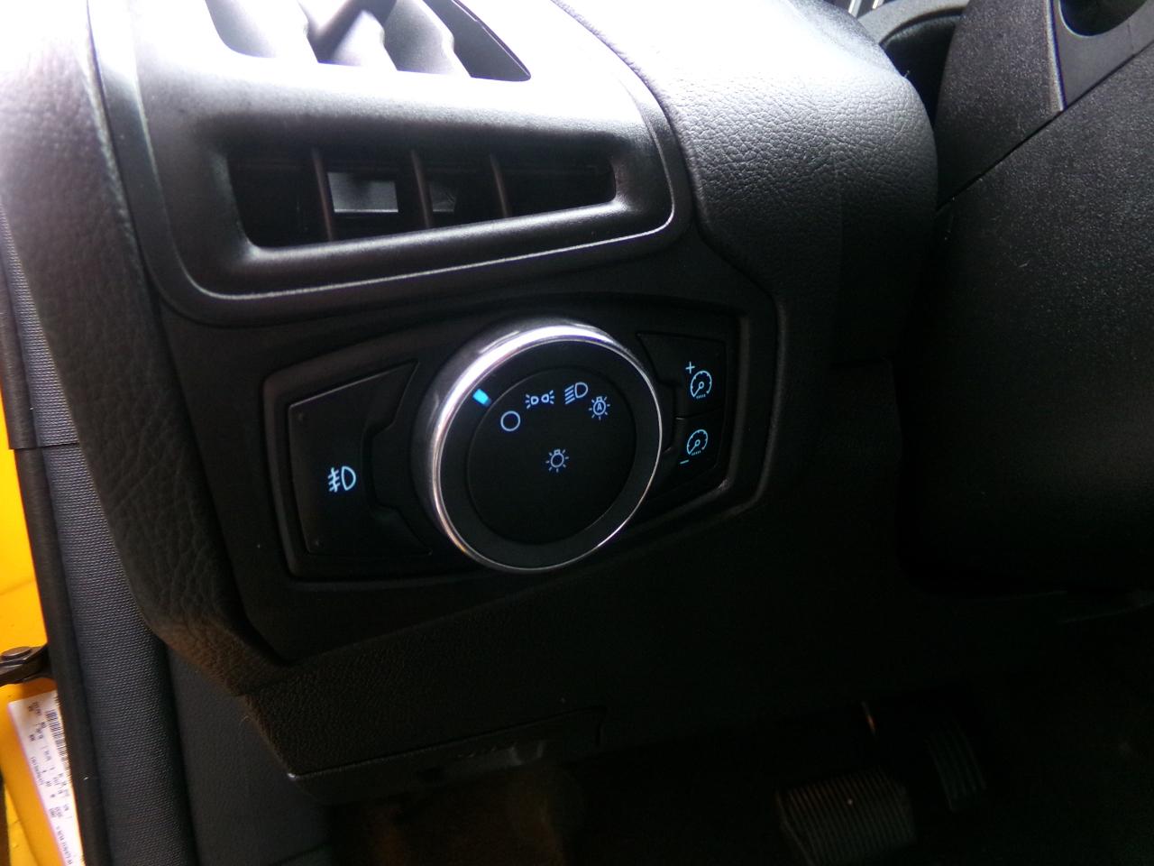 Ford Focus 4dr Sdn SE 2012