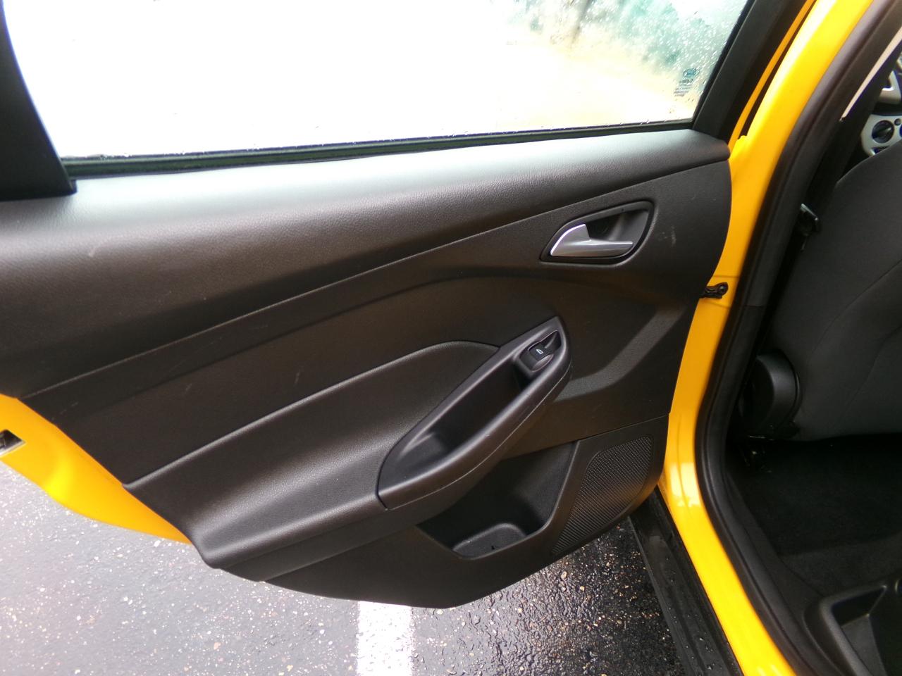 Ford Focus 4dr Sdn SE 2012