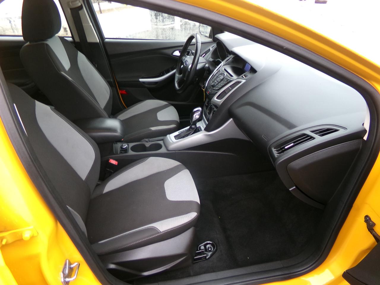 Ford Focus 4dr Sdn SE 2012