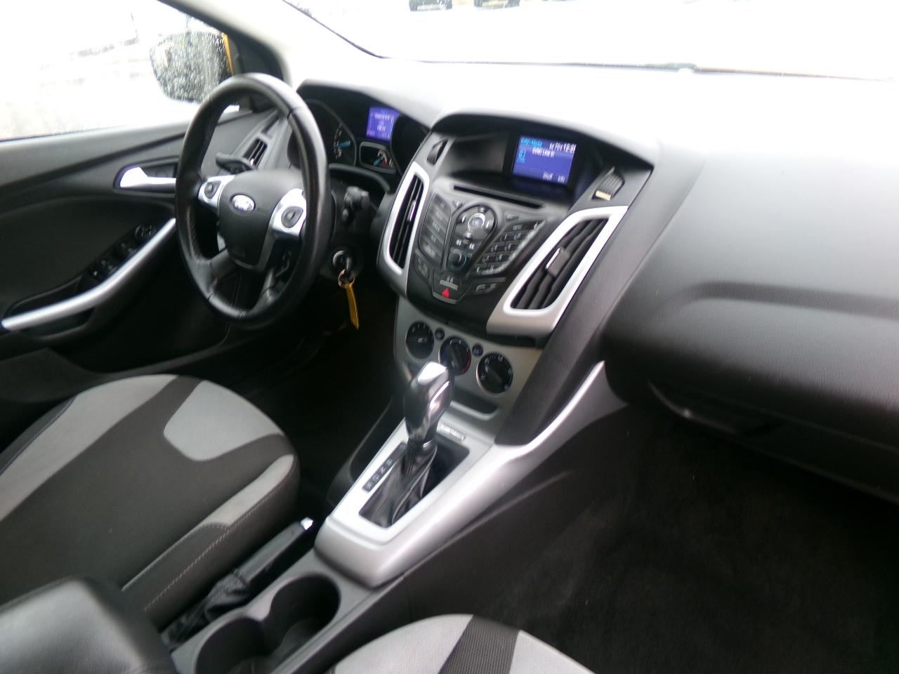 Ford Focus 4dr Sdn SE 2012