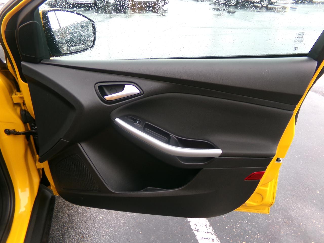 Ford Focus 4dr Sdn SE 2012