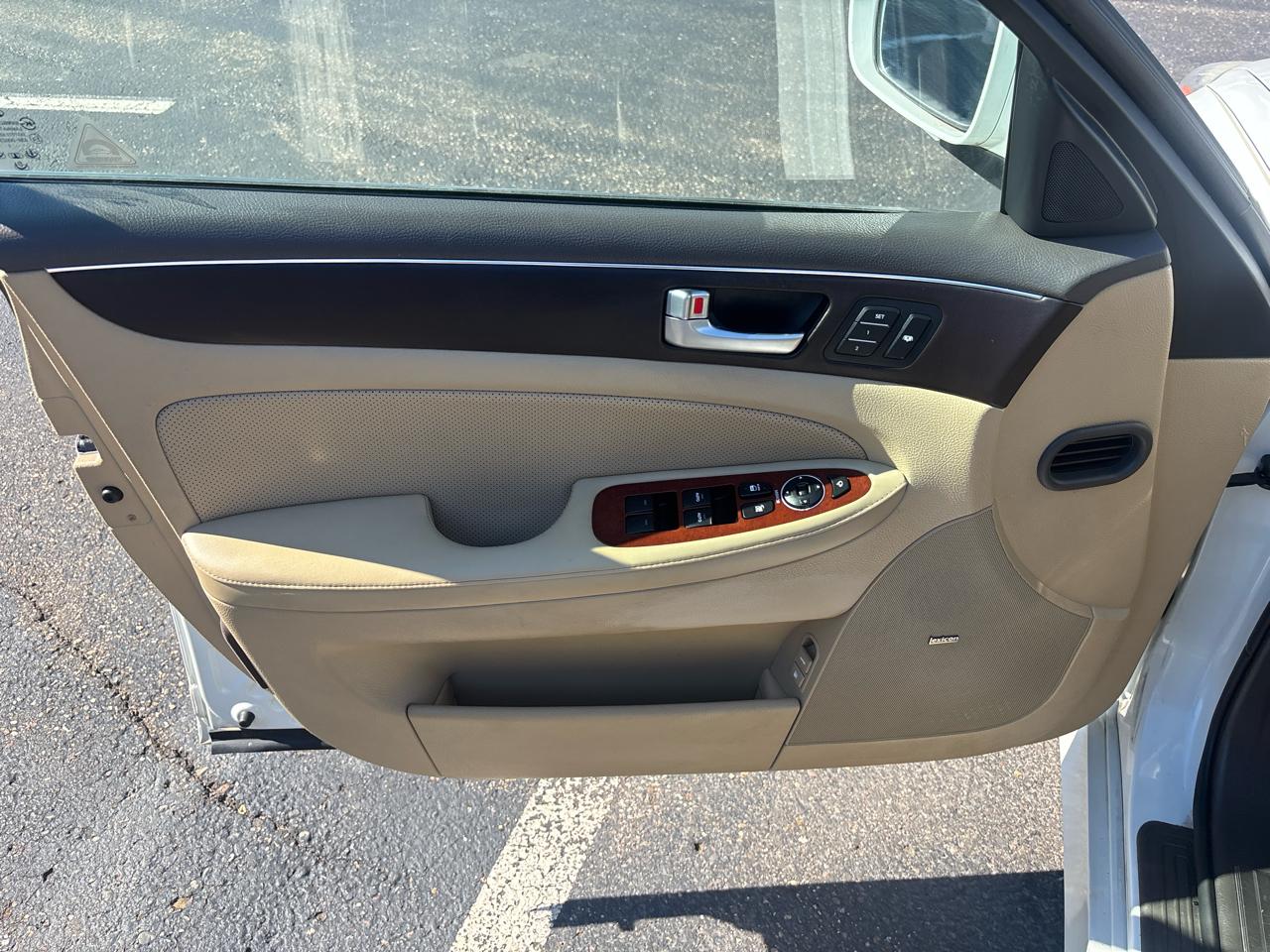 Hyundai Genesis 4dr Sdn V6 3.8L 2012