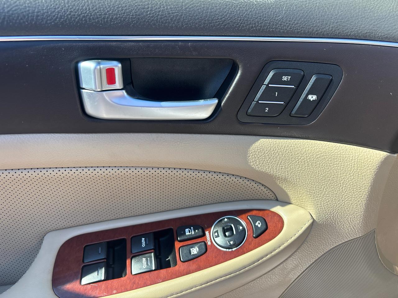 Hyundai Genesis 4dr Sdn V6 3.8L 2012